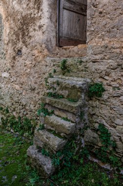 Pesche, Molise 'in Isernia eyaletindeki köy, San Marco Dağı' nın dik yamaçları boyunca tünemişti. Dağın yeşilliğine ve taşların grisine karşı beyaz bir nokta..