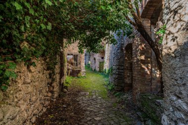 Pesche, Molise 'in Isernia eyaletindeki köy, San Marco Dağı' nın dik yamaçları boyunca tünemişti. Dağın yeşilliğine ve taşların grisine karşı beyaz bir nokta..