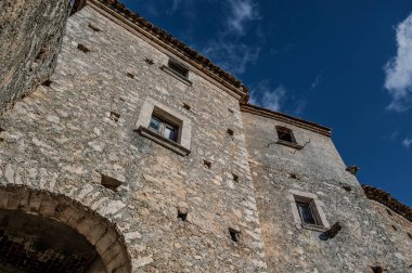 Pesche, Molise 'in Isernia eyaletindeki köy, San Marco Dağı' nın dik yamaçları boyunca tünemişti. Dağın yeşilliğine ve taşların grisine karşı beyaz bir nokta..