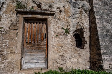 Pesche, Molise 'in Isernia eyaletindeki köy, San Marco Dağı' nın dik yamaçları boyunca tünemişti. Dağın yeşilliğine ve taşların grisine karşı beyaz bir nokta..