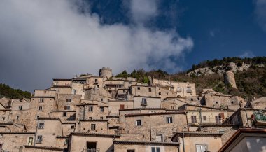 Pesche, Molise 'in Isernia eyaletindeki köy, San Marco Dağı' nın dik yamaçları boyunca tünemişti. Dağın yeşilliğine ve taşların grisine karşı beyaz bir nokta..