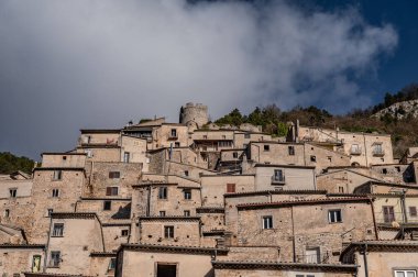Pesche, Molise 'in Isernia eyaletindeki köy, San Marco Dağı' nın dik yamaçları boyunca tünemişti. Dağın yeşilliğine ve taşların grisine karşı beyaz bir nokta..