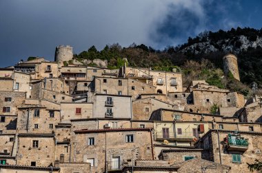 Pesche, Molise 'in Isernia eyaletindeki köy, San Marco Dağı' nın dik yamaçları boyunca tünemişti. Dağın yeşilliğine ve taşların grisine karşı beyaz bir nokta..