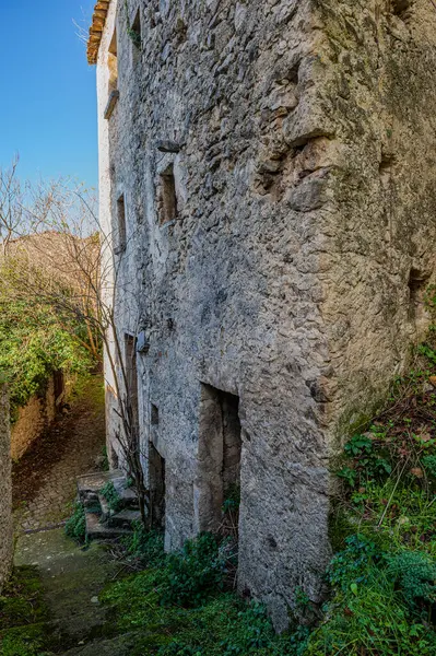 Pesche, Molise 'in Isernia eyaletindeki köy, San Marco Dağı' nın dik yamaçları boyunca tünemişti. Dağın yeşilliğine ve taşların grisine karşı beyaz bir nokta..