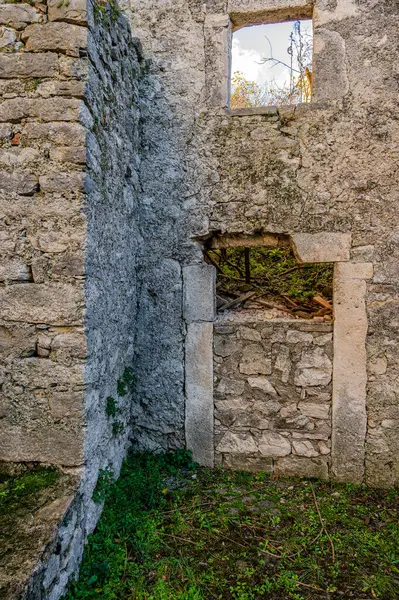 Pesche, Molise 'in Isernia eyaletindeki köy, San Marco Dağı' nın dik yamaçları boyunca tünemişti. Dağın yeşilliğine ve taşların grisine karşı beyaz bir nokta..