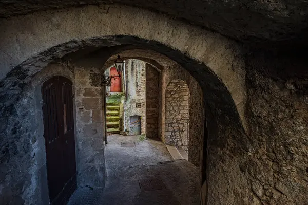 Pesche, Molise 'in Isernia eyaletindeki köy, San Marco Dağı' nın dik yamaçları boyunca tünemişti. Dağın yeşilliğine ve taşların grisine karşı beyaz bir nokta..