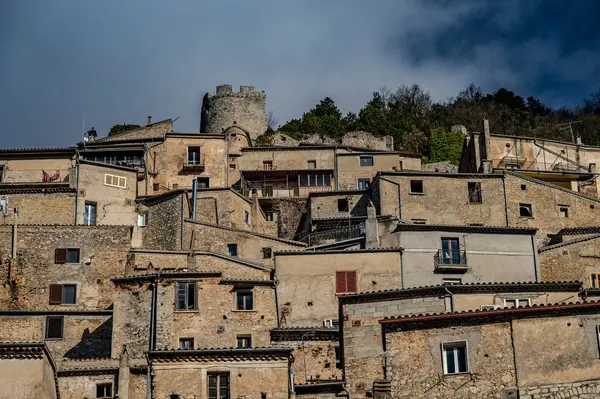 Pesche, Molise 'in Isernia eyaletindeki köy, San Marco Dağı' nın dik yamaçları boyunca tünemişti. Dağın yeşilliğine ve taşların grisine karşı beyaz bir nokta..