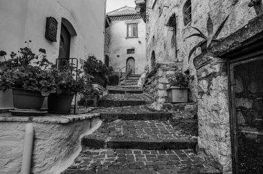 Pesche, Molise 'in Isernia eyaletindeki köy, San Marco Dağı' nın dik yamaçları boyunca tünemişti. Dağın yeşilliğine ve taşların grisine karşı beyaz bir nokta..