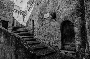 Pesche, Molise 'in Isernia eyaletindeki köy, San Marco Dağı' nın dik yamaçları boyunca tünemişti. Dağın yeşilliğine ve taşların grisine karşı beyaz bir nokta..