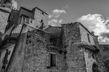 Pesche, Molise 'in Isernia eyaletindeki köy, San Marco Dağı' nın dik yamaçları boyunca tünemişti. Dağın yeşilliğine ve taşların grisine karşı beyaz bir nokta..