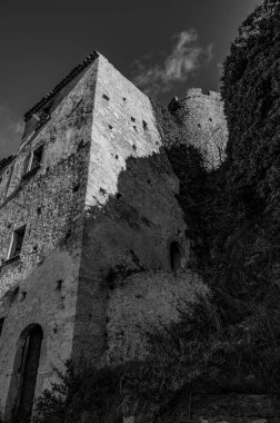 Pesche, Molise 'in Isernia eyaletindeki köy, San Marco Dağı' nın dik yamaçları boyunca tünemişti. Dağın yeşilliğine ve taşların grisine karşı beyaz bir nokta..