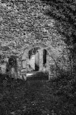 Pesche, Molise 'in Isernia eyaletindeki köy, San Marco Dağı' nın dik yamaçları boyunca tünemişti. Dağın yeşilliğine ve taşların grisine karşı beyaz bir nokta..
