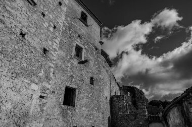 Pesche, Molise 'in Isernia eyaletindeki köy, San Marco Dağı' nın dik yamaçları boyunca tünemişti. Dağın yeşilliğine ve taşların grisine karşı beyaz bir nokta..