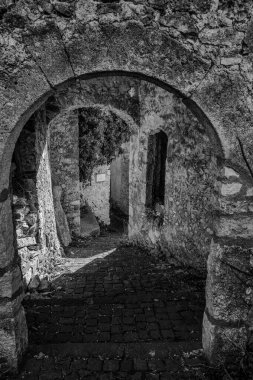 Pesche, Molise 'in Isernia eyaletindeki köy, San Marco Dağı' nın dik yamaçları boyunca tünemişti. Dağın yeşilliğine ve taşların grisine karşı beyaz bir nokta..