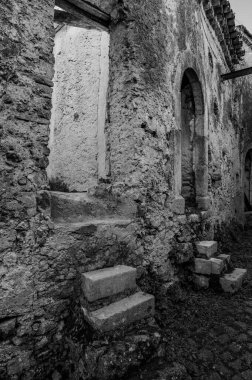 Pesche, Molise 'in Isernia eyaletindeki köy, San Marco Dağı' nın dik yamaçları boyunca tünemişti. Dağın yeşilliğine ve taşların grisine karşı beyaz bir nokta..