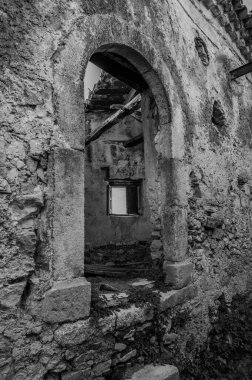 Pesche, Molise 'in Isernia eyaletindeki köy, San Marco Dağı' nın dik yamaçları boyunca tünemişti. Dağın yeşilliğine ve taşların grisine karşı beyaz bir nokta..