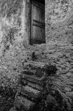 Pesche, Molise 'in Isernia eyaletindeki köy, San Marco Dağı' nın dik yamaçları boyunca tünemişti. Dağın yeşilliğine ve taşların grisine karşı beyaz bir nokta..
