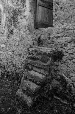 Pesche, Molise 'in Isernia eyaletindeki köy, San Marco Dağı' nın dik yamaçları boyunca tünemişti. Dağın yeşilliğine ve taşların grisine karşı beyaz bir nokta..