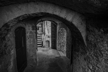 Pesche, Molise 'in Isernia eyaletindeki köy, San Marco Dağı' nın dik yamaçları boyunca tünemişti. Dağın yeşilliğine ve taşların grisine karşı beyaz bir nokta..