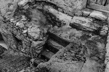 Pesche, Molise 'in Isernia eyaletindeki köy, San Marco Dağı' nın dik yamaçları boyunca tünemişti. Dağın yeşilliğine ve taşların grisine karşı beyaz bir nokta..