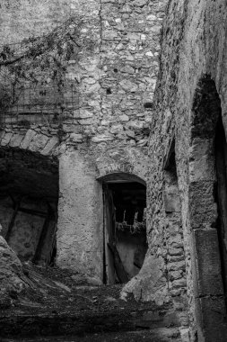 Pesche, Molise 'in Isernia eyaletindeki köy, San Marco Dağı' nın dik yamaçları boyunca tünemişti. Dağın yeşilliğine ve taşların grisine karşı beyaz bir nokta..