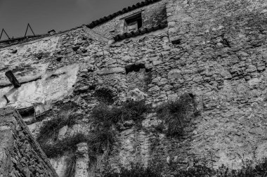 Pesche, Molise 'in Isernia eyaletindeki köy, San Marco Dağı' nın dik yamaçları boyunca tünemişti. Dağın yeşilliğine ve taşların grisine karşı beyaz bir nokta..