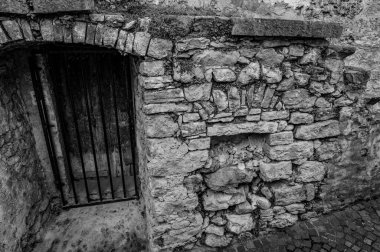 Pesche, Molise 'in Isernia eyaletindeki köy, San Marco Dağı' nın dik yamaçları boyunca tünemişti. Dağın yeşilliğine ve taşların grisine karşı beyaz bir nokta..