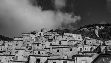 Pesche, Molise 'in Isernia eyaletindeki köy, San Marco Dağı' nın dik yamaçları boyunca tünemişti. Dağın yeşilliğine ve taşların grisine karşı beyaz bir nokta..