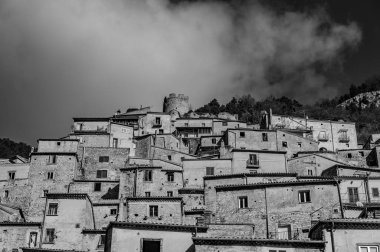 Pesche, Molise 'in Isernia eyaletindeki köy, San Marco Dağı' nın dik yamaçları boyunca tünemişti. Dağın yeşilliğine ve taşların grisine karşı beyaz bir nokta..