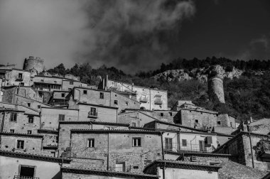 Pesche, Molise 'in Isernia eyaletindeki köy, San Marco Dağı' nın dik yamaçları boyunca tünemişti. Dağın yeşilliğine ve taşların grisine karşı beyaz bir nokta..