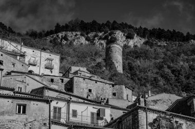 Pesche, Molise 'in Isernia eyaletindeki köy, San Marco Dağı' nın dik yamaçları boyunca tünemişti. Dağın yeşilliğine ve taşların grisine karşı beyaz bir nokta..