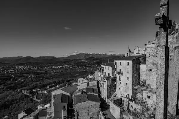 Pesche, Molise 'in Isernia eyaletindeki köy, San Marco Dağı' nın dik yamaçları boyunca tünemişti. Dağın yeşilliğine ve taşların grisine karşı beyaz bir nokta..