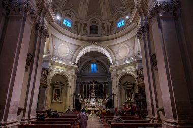 Santa Maria Assunta Bazilikası, Castel di Sangro 'nun (El-Kaide) başlıca dini binasıdır. Bazilika, şehrin üst kesiminde, Civita 'da yer almaktadır. Yapının üç göbeği var.