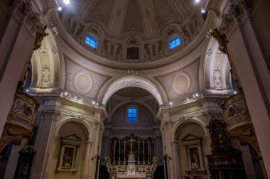 Santa Maria Assunta Bazilikası, Castel di Sangro 'nun (El-Kaide) başlıca dini binasıdır. Bazilika, şehrin üst kesiminde, Civita 'da yer almaktadır. Yapının üç göbeği var.