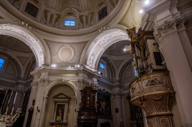 Santa Maria Assunta Bazilikası, Castel di Sangro 'nun (El-Kaide) başlıca dini binasıdır. Bazilika, şehrin üst kesiminde, Civita 'da yer almaktadır. Yapının üç göbeği var.
