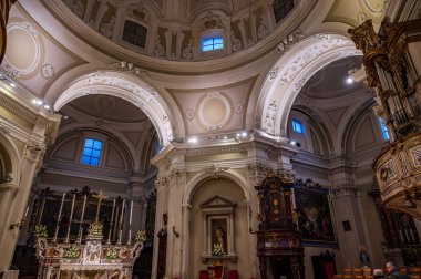 Santa Maria Assunta Bazilikası, Castel di Sangro 'nun (El-Kaide) başlıca dini binasıdır. Bazilika, şehrin üst kesiminde, Civita 'da yer almaktadır. Yapının üç göbeği var.