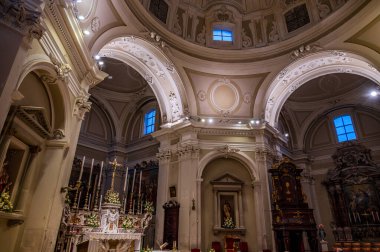 Santa Maria Assunta Bazilikası, Castel di Sangro 'nun (El-Kaide) başlıca dini binasıdır. Bazilika, şehrin üst kesiminde, Civita 'da yer almaktadır. Yapının üç göbeği var.