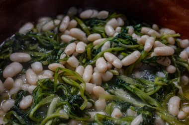 Fasulye ve hindiba çorbası. Geleneksel bir İtalyan yemeği. Fakir ama lezzet bakımından zengin. Zevkli bir köylü yemeği..
