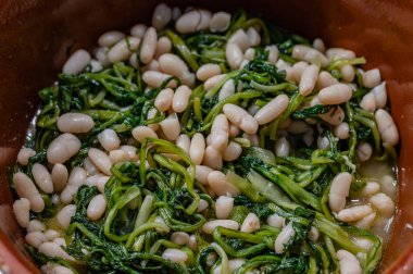 Fasulye ve hindiba çorbası. Geleneksel bir İtalyan yemeği. Fakir ama lezzet bakımından zengin. Zevkli bir köylü yemeği..