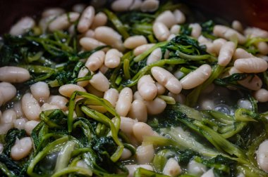 Fasulye ve hindiba çorbası. Geleneksel bir İtalyan yemeği. Fakir ama lezzet bakımından zengin. Zevkli bir köylü yemeği..
