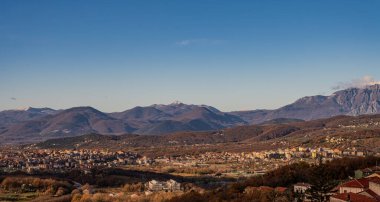 Isernia, Molise, eşanlamlı Molise bölgesinin başkenti, yazın serin iklimi olan ve kışın çok soğuk olmayan hoş bir kasaba..