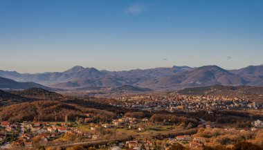 Isernia, Molise, eşanlamlı Molise bölgesinin başkenti, yazın serin iklimi olan ve kışın çok soğuk olmayan hoş bir kasaba..