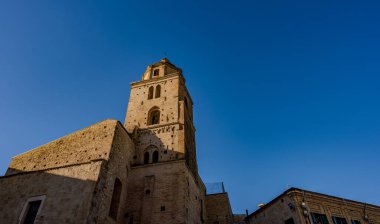 The church of S. Francesco or sanctuary of the Eucharistic Miracle is annexed to the homonymous convent of the Friars Conventual. It contains the famous relics of the Eucharistic miracle of Lanciano.