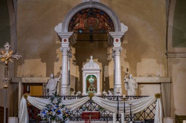 The church of S. Francesco or sanctuary of the Eucharistic Miracle is annexed to the homonymous convent of the Friars Conventual. It contains the famous relics of the Eucharistic miracle of Lanciano.