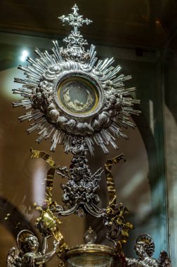 The church of S. Francesco or sanctuary of the Eucharistic Miracle is annexed to the homonymous convent of the Friars Conventual. It contains the famous relics of the Eucharistic miracle of Lanciano.