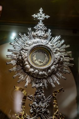 The church of S. Francesco or sanctuary of the Eucharistic Miracle is annexed to the homonymous convent of the Friars Conventual. It contains the famous relics of the Eucharistic miracle of Lanciano.
