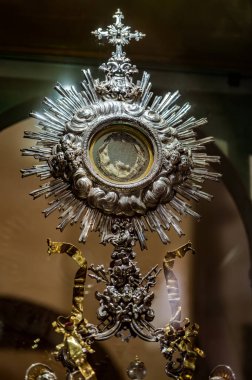 The church of S. Francesco or sanctuary of the Eucharistic Miracle is annexed to the homonymous convent of the Friars Conventual. It contains the famous relics of the Eucharistic miracle of Lanciano.