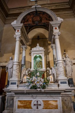 The church of S. Francesco or sanctuary of the Eucharistic Miracle is annexed to the homonymous convent of the Friars Conventual. It contains the famous relics of the Eucharistic miracle of Lanciano.