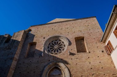 Borgo bölgesinde, Corso Roma boyunca yer alır. Kilisenin Juno Lucina tapınağının üzerine inşa edildiğine inanılmaktadır; 13. yüzyılda inşa edilmiştir ve 1249 yılında bir cemaat olmuştur..