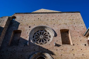 Borgo bölgesinde, Corso Roma boyunca yer alır. Kilisenin Juno Lucina tapınağının üzerine inşa edildiğine inanılmaktadır; 13. yüzyılda inşa edilmiştir ve 1249 yılında bir cemaat olmuştur..